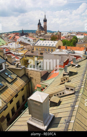 Ein Blick über die Dächer der Altstadt von Krakau in Polen. Die Basilika St. Maria kann im Hintergrund gesehen werden. Stockfoto