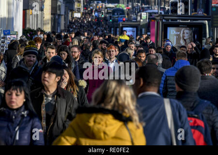 Eine allgemeine Ansicht der Käufer an der Princes Street in Edinburgh, wie Es gibt fünf Shopping Tage mit: weihnachtskäufer Wo: Edinburgh, Großbritannien Wann: 19 Dec 2018 Credit: Euan Kirsche / WANN Stockfoto