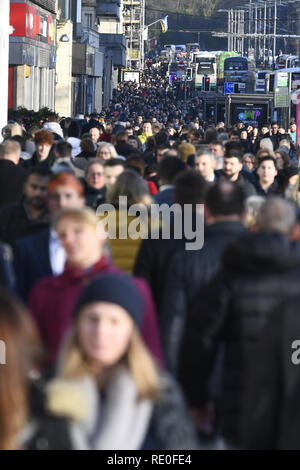 Eine allgemeine Ansicht der Käufer an der Princes Street in Edinburgh, wie Es gibt fünf Shopping Tage mit: weihnachtskäufer Wo: Edinburgh, Großbritannien Wann: 19 Dec 2018 Credit: Euan Kirsche / WANN Stockfoto