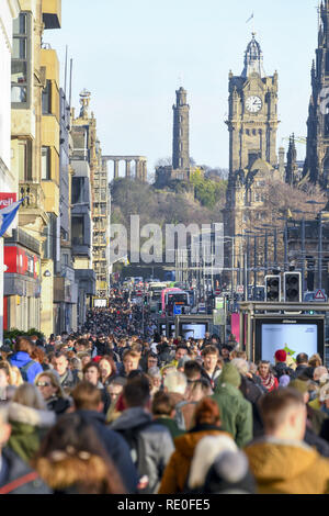 Eine allgemeine Ansicht der Käufer an der Princes Street in Edinburgh, wie Es gibt fünf Shopping Tage mit: weihnachtskäufer Wo: Edinburgh, Großbritannien Wann: 19 Dec 2018 Credit: Euan Kirsche / WANN Stockfoto