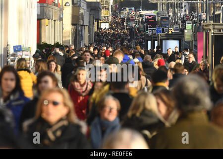 Eine allgemeine Ansicht der Käufer an der Princes Street in Edinburgh, wie Es gibt fünf Shopping Tage mit: weihnachtskäufer Wo: Edinburgh, Großbritannien Wann: 19 Dec 2018 Credit: Euan Kirsche / WANN Stockfoto