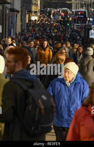 Eine allgemeine Ansicht der Käufer an der Princes Street in Edinburgh, wie Es gibt fünf Shopping Tage mit: weihnachtskäufer Wo: Edinburgh, Großbritannien Wann: 19 Dec 2018 Credit: Euan Kirsche / WANN Stockfoto