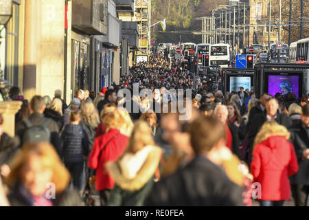 Eine allgemeine Ansicht der Käufer an der Princes Street in Edinburgh, wie Es gibt fünf Shopping Tage mit: weihnachtskäufer Wo: Edinburgh, Großbritannien Wann: 19 Dec 2018 Credit: Euan Kirsche / WANN Stockfoto