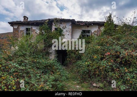 Verlassenes Haus in der bulgarischen Bergdorf Stockfoto