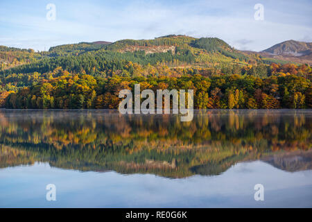 Am frühen Morgen Nebel aus steigenden Loch Faskally in der Nähe von Pitlochry, Perthshire, Schottland Stockfoto