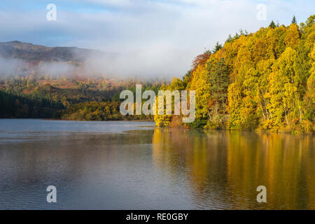 Am frühen Morgen Nebel aus steigenden Loch Faskally in der Nähe von Pitlochry, Perthshire, Schottland Stockfoto