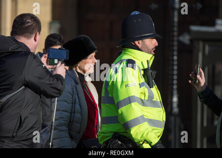 Der konservative Abgeordnete Anna Soubry benötigen eine Polizeieskorte, wie sie durch die rechten Demonstranten tragen HiViz tabards außerhalb der Häuser, Westminster harangued ist. Mit: Anna Soubry MP Wo: London, Großbritannien Wann: 19 Dec 2018 Credit: Wheatley/WANN Stockfoto