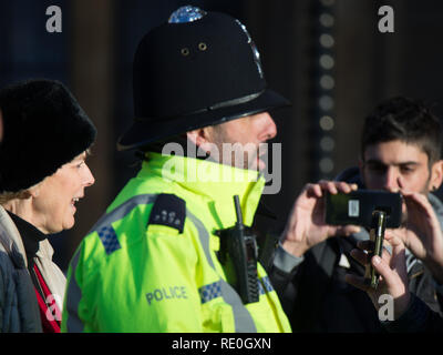 Der konservative Abgeordnete Anna Soubry benötigen eine Polizeieskorte, wie sie durch die rechten Demonstranten tragen HiViz tabards außerhalb der Häuser, Westminster harangued ist. Mit: Anna Soubry MP Wo: London, Großbritannien Wann: 19 Dec 2018 Credit: Wheatley/WANN Stockfoto