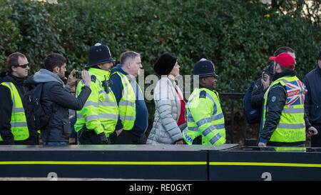 Der konservative Abgeordnete Anna Soubry benötigen eine Polizeieskorte, wie sie durch die rechten Demonstranten tragen HiViz tabards außerhalb der Häuser, Westminster harangued ist. Mit: Anna Soubry MP Wo: London, Großbritannien Wann: 19 Dec 2018 Credit: Wheatley/WANN Stockfoto