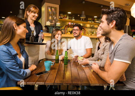 Eine Gruppe von Freunden einen Auftrag im Cafe Stockfoto