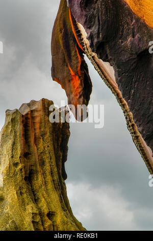 Malerische farbige Eisenoxid Felsen im Bako Nationalpark auf Borneo, Sarawak, Malaysia. Stockfoto