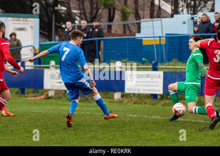 Port Talbot Stadt Morgan Thomas öffnet das Scoring gegen lokale Rivalen Briton Ferry Llansawel in WFL 1 an der Victoria Road. Lewis Mitchell/PTT. Stockfoto