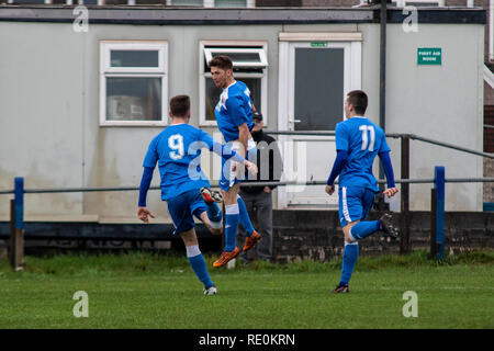 Port Talbot Stadt Morgan Thomas öffnet das Scoring gegen lokale Rivalen Briton Ferry Llansawel in WFL 1 an der Victoria Road. Lewis Mitchell/PTT. Stockfoto