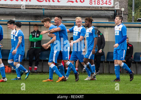 Port Talbot Stadt Morgan Thomas öffnet das Scoring gegen lokale Rivalen Briton Ferry Llansawel in WFL 1 an der Victoria Road. Lewis Mitchell/PTT. Stockfoto