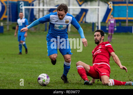 Port Talbot Stadt Kieran Miller in Aktion gegen lokale Rivalen Briton Ferry Llansawel in WFL 1 an der Victoria Road. Lewis Mitchell/PTT. Stockfoto