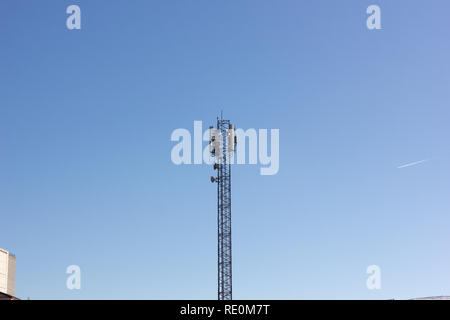 Eine mobile (oder Mobilfunk) Phone Base Transceiver Station antenna Array in Urmia, West Provinz Aserbaidschan, Iran Stockfoto