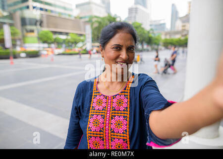 Persönlicher Blick auf Reifen der indischen Frau, die selfie Stockfoto