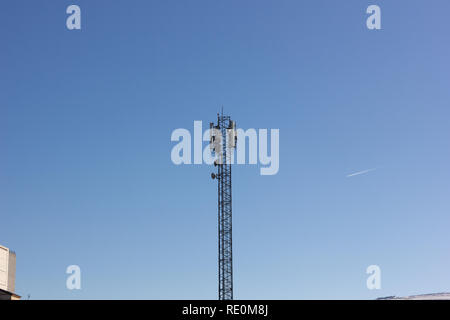 Eine mobile (oder Mobilfunk) Phone Base Transceiver Station antenna Array in Urmia, West Provinz Aserbaidschan, Iran Stockfoto