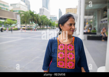 Reifen schöne indische Frau denken in der Stadt Stockfoto