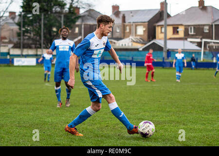 Port Talbot Stadt Morgan Thomas in Aktion gegen lokale Rivalen Briton Ferry Llansawel in WFL 1 an der Victoria Road. Lewis Mitchell/PTT. Stockfoto