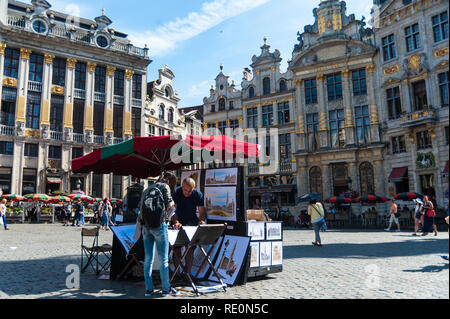 Brüssel, Belgien. August 2, 2015. Ein Maler, der seine Arbeit am Grand Place im Zentrum von Brüssel. Der Grand Place ist eine beliebte touristische Des