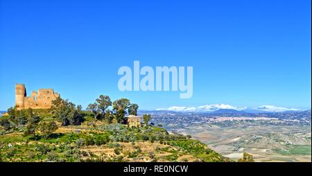 Schöne Aussicht von Milena mittelalterliche Burg mit Barrafranca und die Madonie Berge im Hintergrund, Modica, Sizilien, Italien, Europa Stockfoto