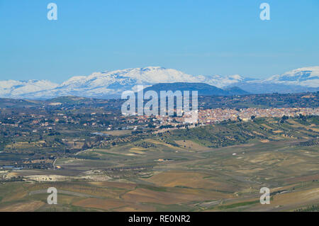 Blick von Milena von Barrafranca mit der Madonie Berge im Hintergrund, Sizilien, Italien, Europa Stockfoto