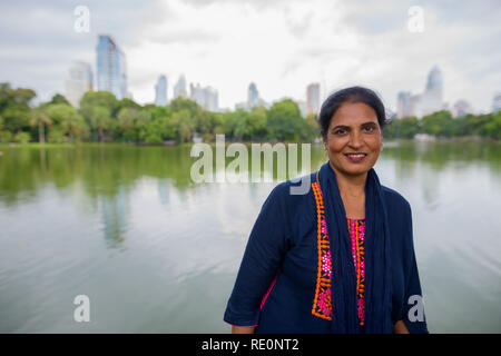 Reifen schönen indischen Frau in den Lumpini Park lächelnd Stockfoto