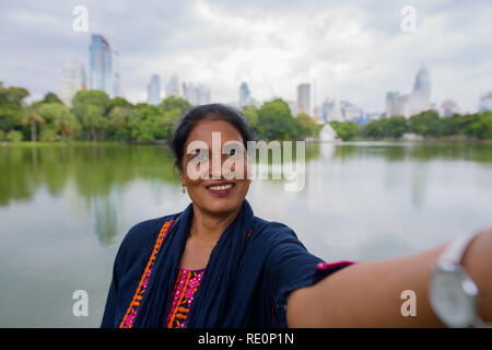 Persönlicher Blick auf glückliche reife indische Frau unter selfie Stockfoto