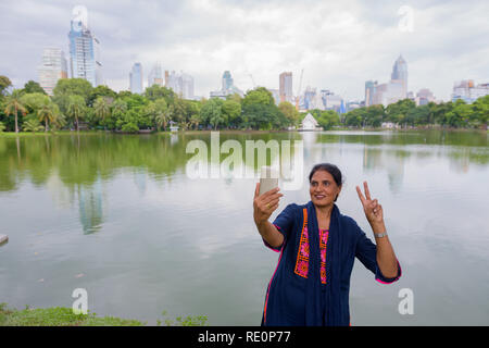 Reifen schönen indischen Frau, die selfie mit Handy Stockfoto