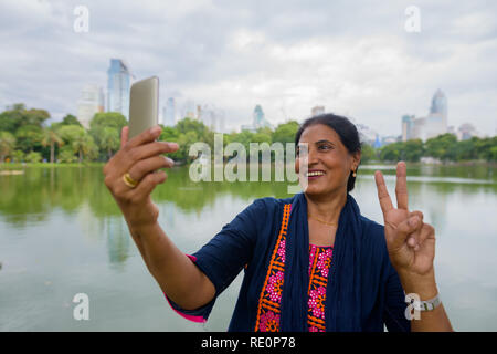 Reifen schönen indischen Frau, die selfie mit Handy Stockfoto