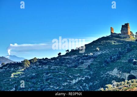 Malerische Ansicht von Milena mittelalterliche Burg mit dem Ätna im Hintergrund, Modica, Sizilien, Italien, Europa Stockfoto