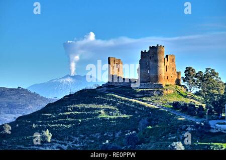Malerische Ansicht von Milena mittelalterliche Burg mit dem Ätna im Hintergrund, Modica, Sizilien, Italien, Europa Stockfoto