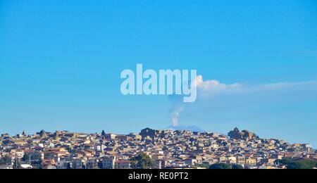 Blick auf Piazza Armerina mit dem Ätna im Hintergrund, Modica, Sizilien, Italien, Europa Stockfoto