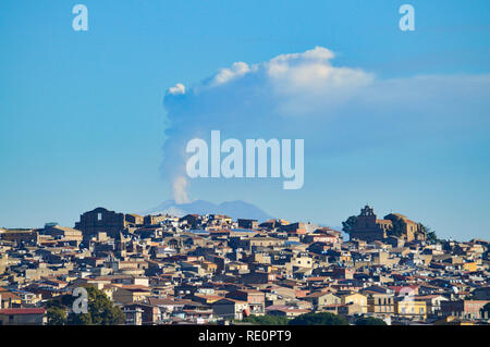 Blick auf Piazza Armerina mit dem Ätna im Hintergrund, Modica, Sizilien, Italien, Europa Stockfoto