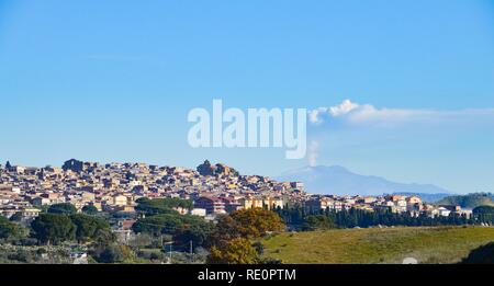 Blick auf Piazza Armerina mit dem Ätna im Hintergrund, Modica, Sizilien, Italien, Europa Stockfoto