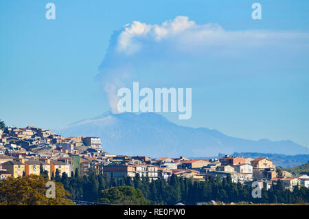 Blick auf Piazza Armerina mit dem Ätna im Hintergrund, Modica, Sizilien, Italien, Europa Stockfoto