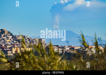 Blick auf Piazza Armerina mit dem Ätna im Hintergrund, Modica, Sizilien, Italien, Europa Stockfoto