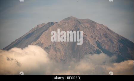 Wolken am Gipfel. Landschaft mit Gipfeln Wolken. Stockfoto