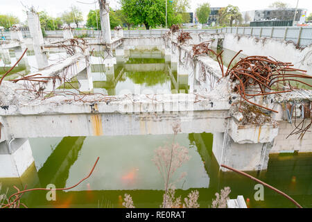 Einsame bleibt der kommerziellen Fundamente überflutet für Wiederaufbau in Christchurch nach dem Erdbeben. Stockfoto