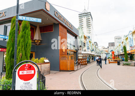 CHRISTCHURCH, NEUSEELAND - 10. Oktober 2018 kein Eintrag Zeichen am Beginn der Fußgängerzone neue Regent Street mit den Straßenbahnlinien und Menschen und Gebäude auf beiden Stockfoto