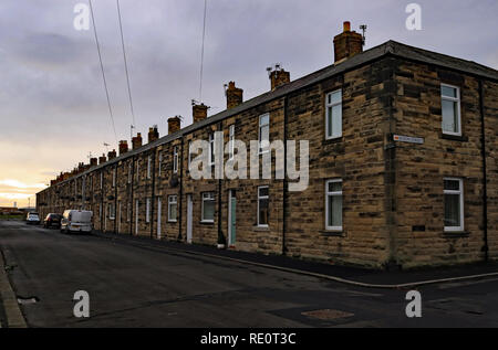 Middleton Straße im Paßgang. Schlendern ist eine kleine Stadt an der nordöstlichen Küste von Northumberland in Nordost-england. Die Sonne erhellt einem Wintertag. Stockfoto