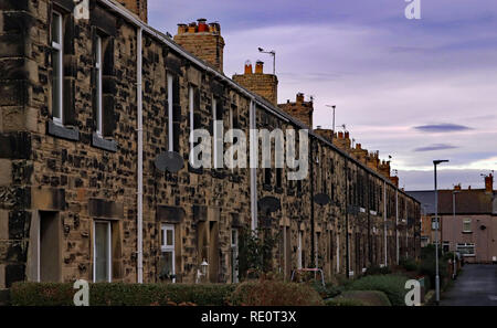 Northumbria Reihenhäuser mit kleinen Vorgärten im Amble, Schlendern ist eine kleine Stadt an der nordöstlichen Küste von Northumberland im Nordosten. Stockfoto