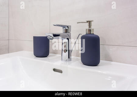Wasser Waschbecken mit Wasserhahn in teuren loft Küche tippen Stockfoto