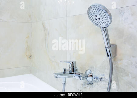 Detail einer Ecke Duschkabine mit Wandhalterung anlage Dusche Stockfoto