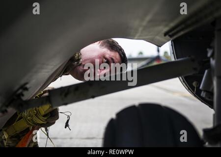 Staff Sgt. Jeffrey Pratt, Flight Engineer mit der 8 Special Operations Squadron, inspiziert das Fahrwerk eines CV-22 Osprey Kipprotor-flugzeug an hurlburt Field, Fla., Nov. 8, 2016. Vor dem Flug Inspektionen werden durchgeführt für alle Probleme, die mit dem Flug mission stören können, zu prüfen. Stockfoto