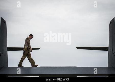 Staff Sgt. Jeffrey Pratt, Flight Engineer mit der 8 Special Operations Squadron, führt vor dem Flug Inspektionen einer CV-22 Osprey Kipprotor-flugzeug an hurlburt Field, Fla., Nov. 8, 2016. Vor dem Flug Inspektionen werden durchgeführt für alle Probleme, die mit dem Flug mission stören können, zu prüfen. Stockfoto