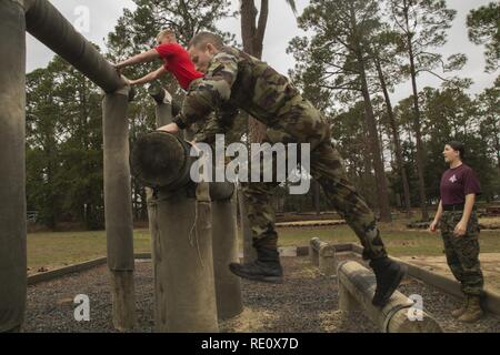 Irish Defence Forces Kapitän Liam McDonnell verhandelt das Vertrauen Kurs mit Serie Commander Kurs Klasse 2-17 an leatherneck Quadrat auf Marine Corps Recruit Depot Parris Island am 9. November 2016. Liam besuchte die Klasse ein besseres Verständnis dafür, wie das US Marine Corps führt Werte based training für Rekruten, Offiziere zu gewinnen, und bohren Sie Ausbilder, um zu verbessern, wie die Irish Defence Forces Verhalten gewinnen Ausbildung und um die Beziehungen zwischen den beiden Armeen der Nation zu stärken. Stockfoto