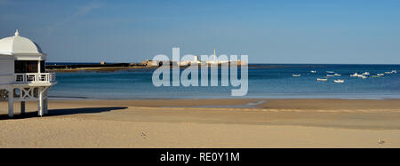 San Sebastian schloss und Playa de la Caleta, Cadiz. Stockfoto