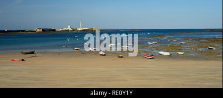 San Sebastian schloss und Playa de la Caleta, Cadiz. Stockfoto